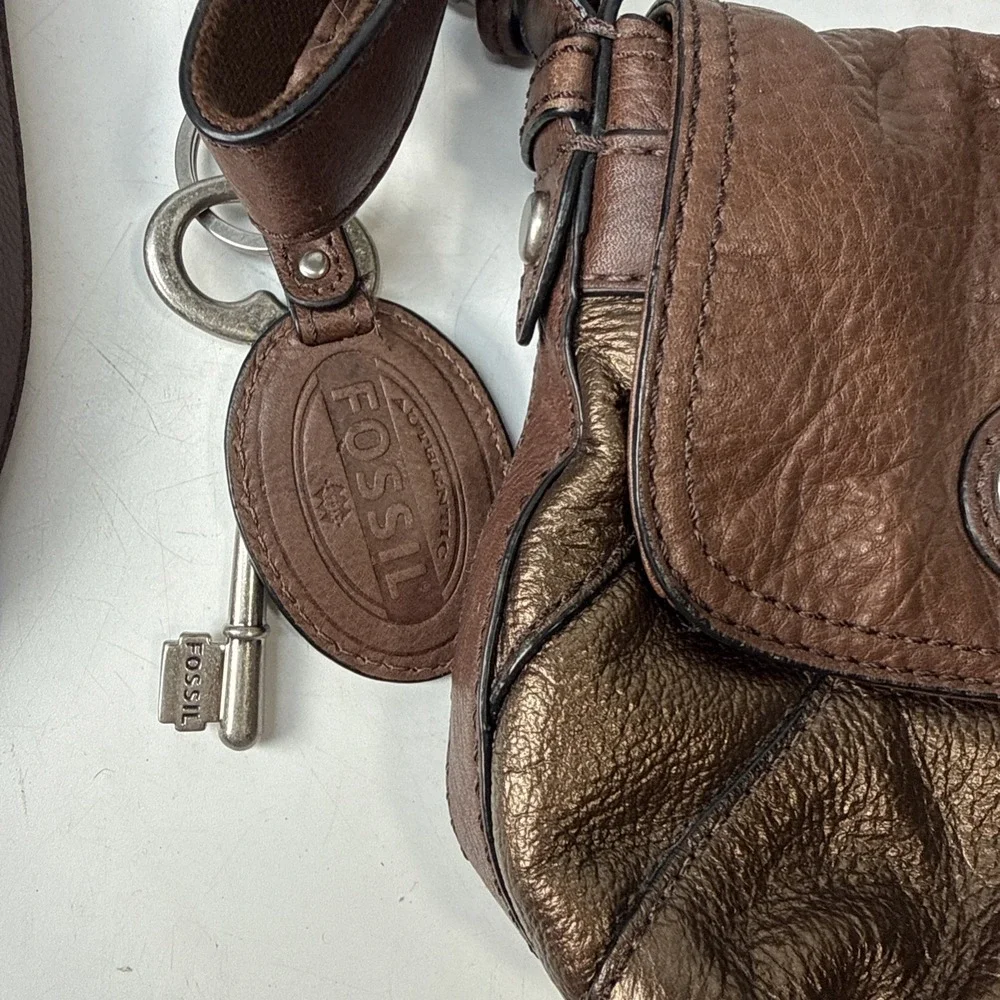Y2K Fossil Maddox Turnlock Crossbody Bag in Soft Brown Metallic Leather Hangtag